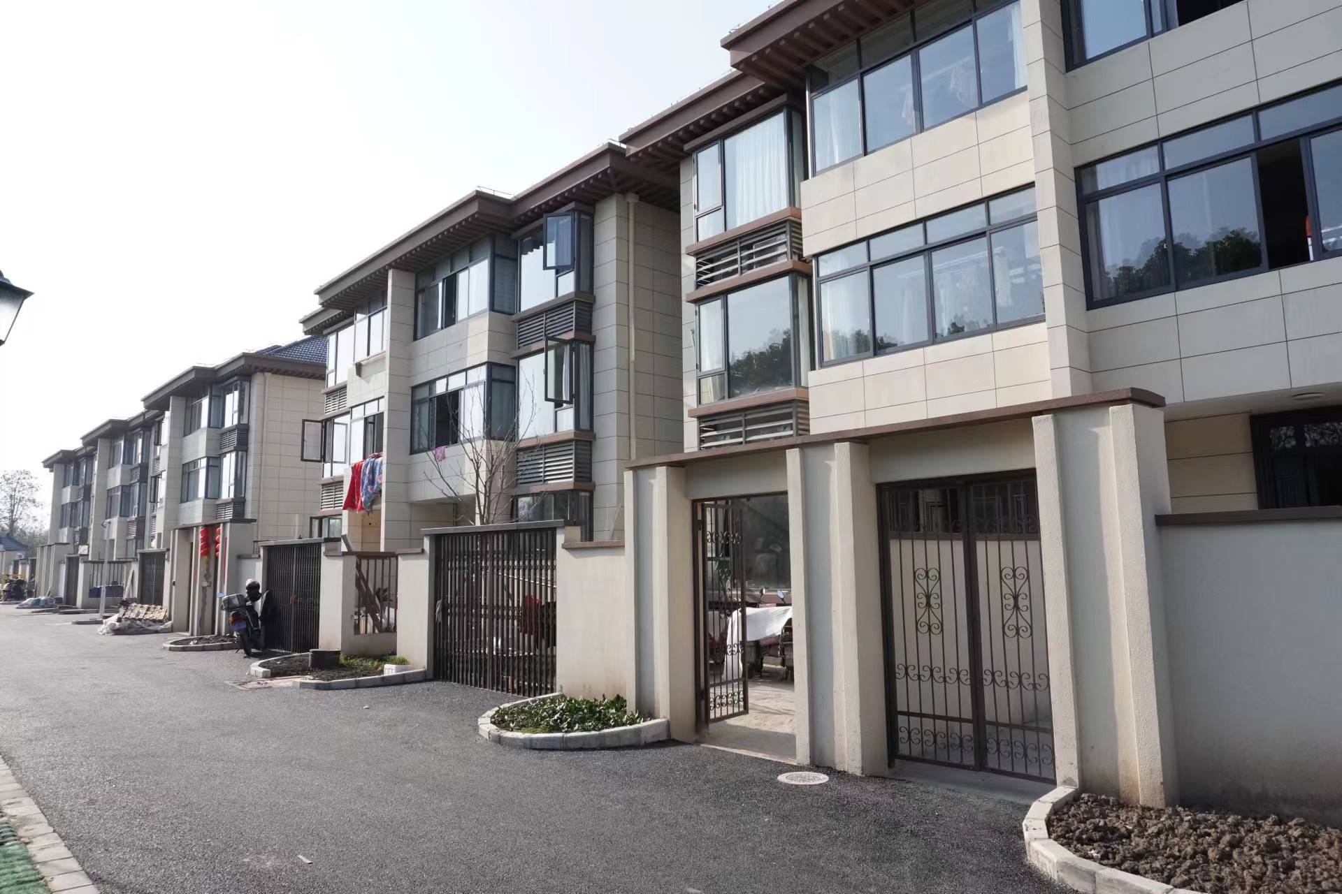 贴春联,挂灯笼……上海百家村多户村民春节前迁入新居_高永明_竹舍