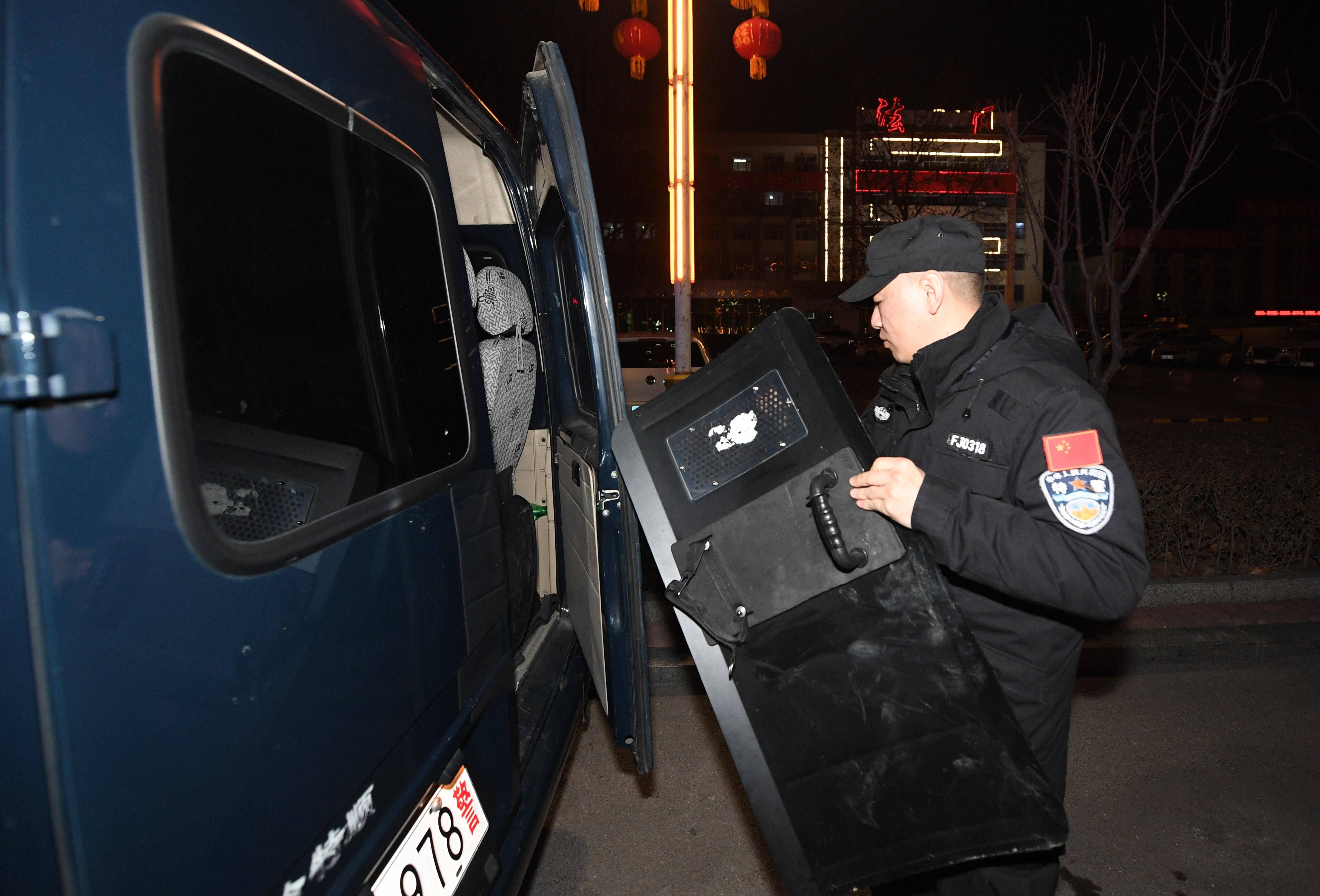 (新华全媒 )公安110:除夕守护不打烊_唐县_朱旭东_河北