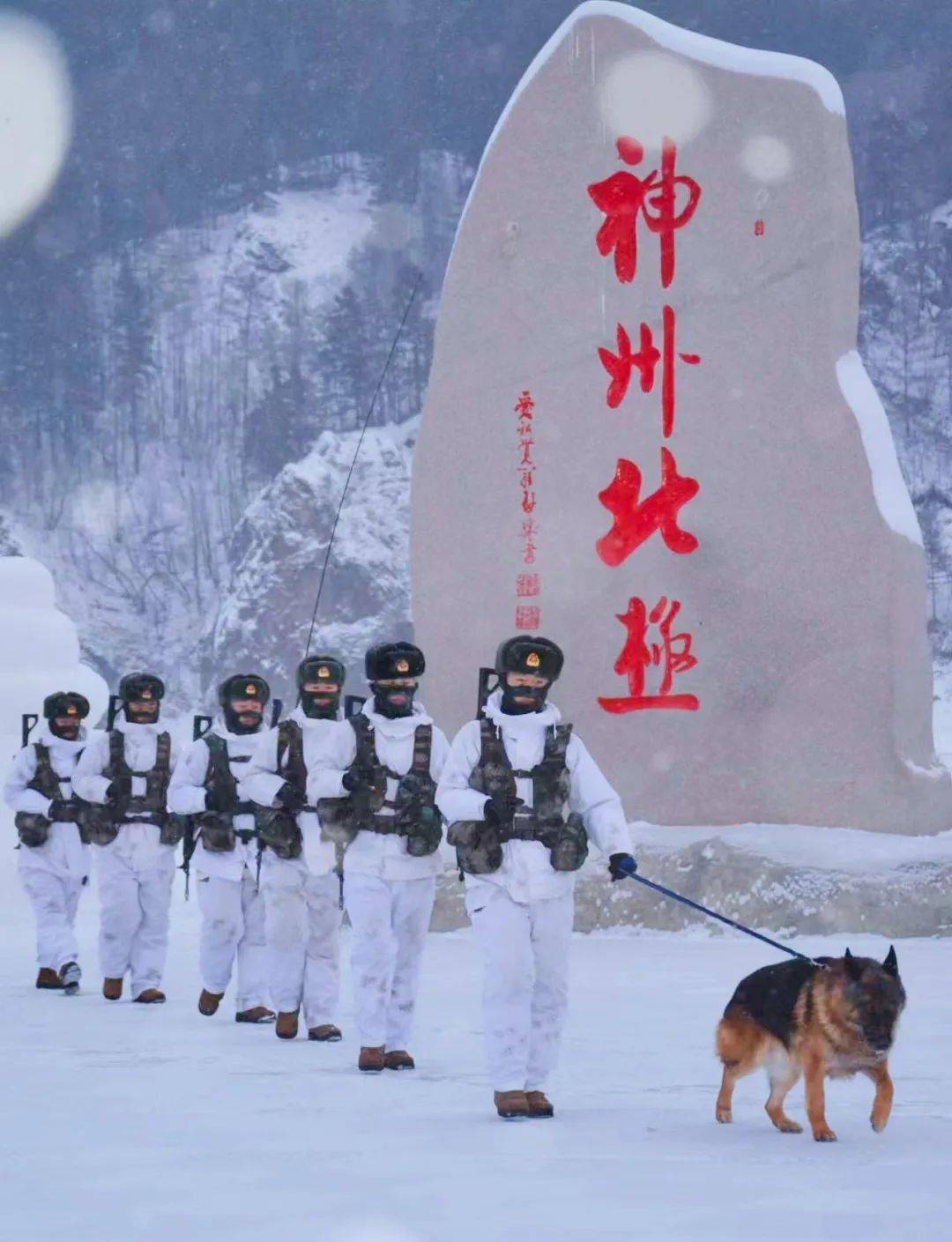 锤炼官兵们的开展大机群编队飞行训练陆军第76集团军某陆航旅铁翼飞旋