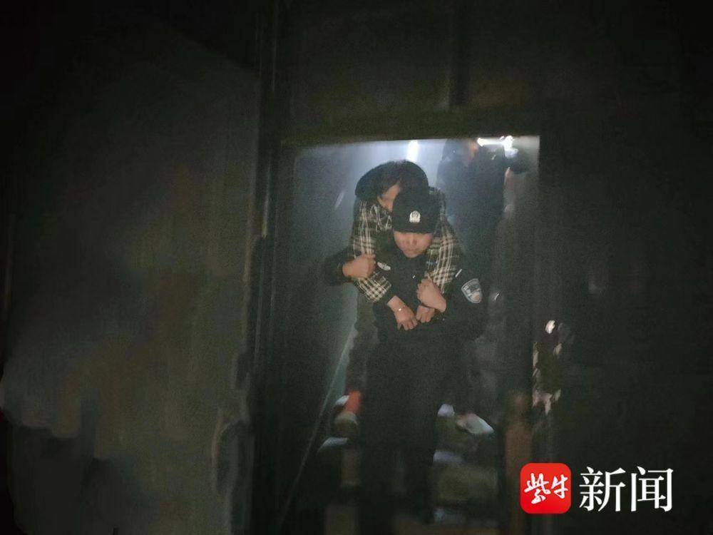 元旦夜，民警冲进火场二楼背出瘫痪老太