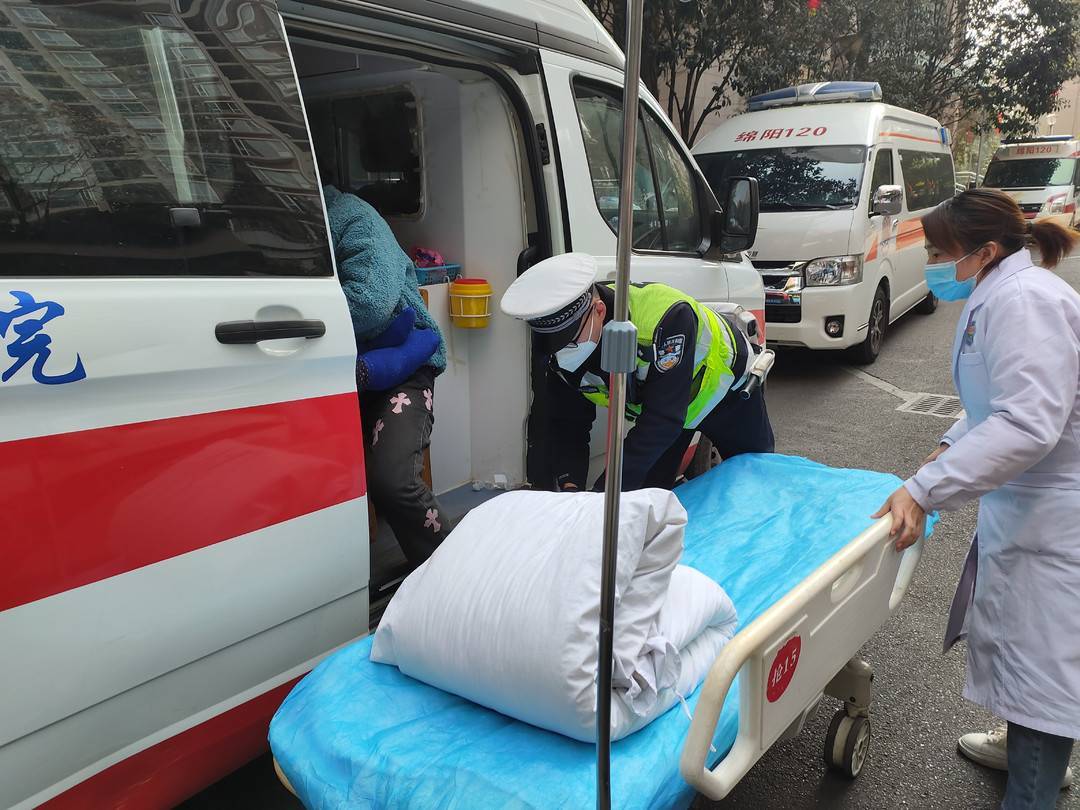 老两口在家烤火一氧化碳中毒 绵阳交警为转院救护车开道护航_进行