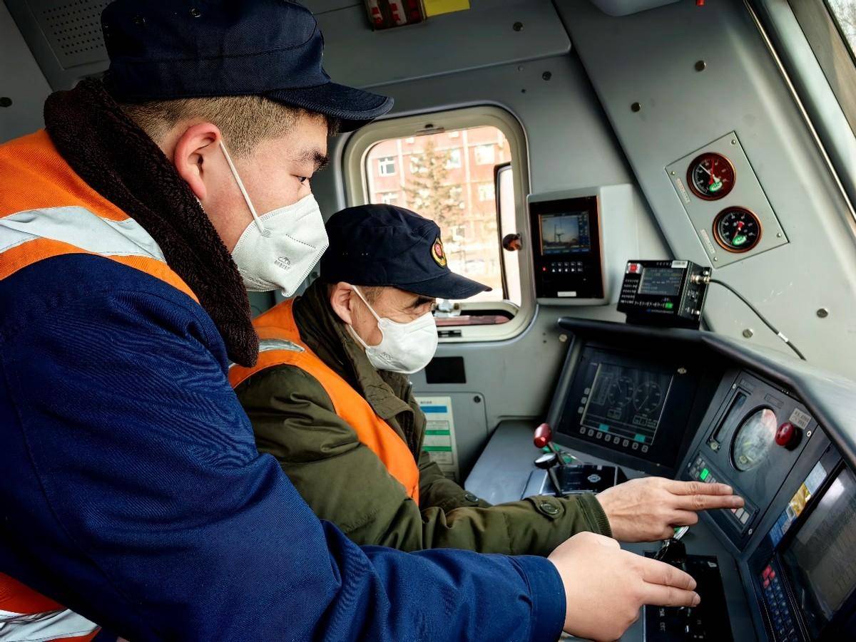 交广会客厅|"95后"机车乘务员除夕出佂_小闫_哈尔滨_傅王