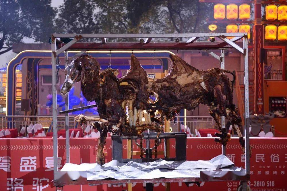 不夜城惊现烤骆驼,巨型烤肉免费吃,就在1月23