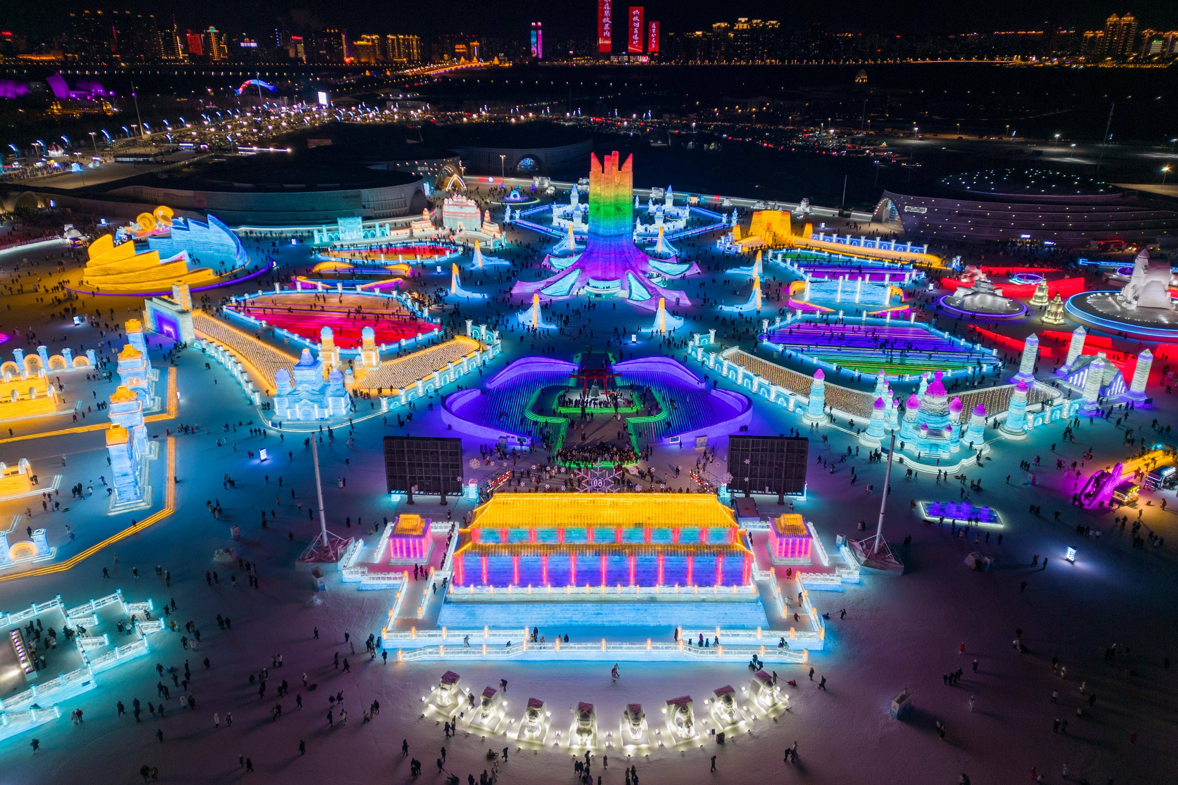 1月24日,游客在哈尔滨冰雪大世界园区游玩