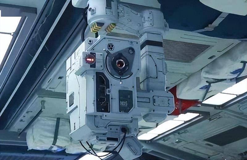 国民女神佟丽娅亮相《流浪地球2》,为何刚出场就香消玉殒_moss_影片