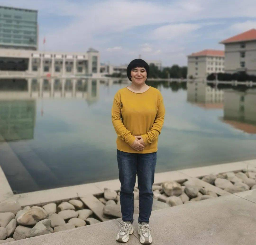 胡琪生前的照片主持人