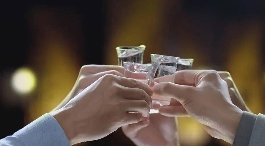 株洲市石峰区人民法院审理了这样一起酒后寻衅滋事并袭警的案件