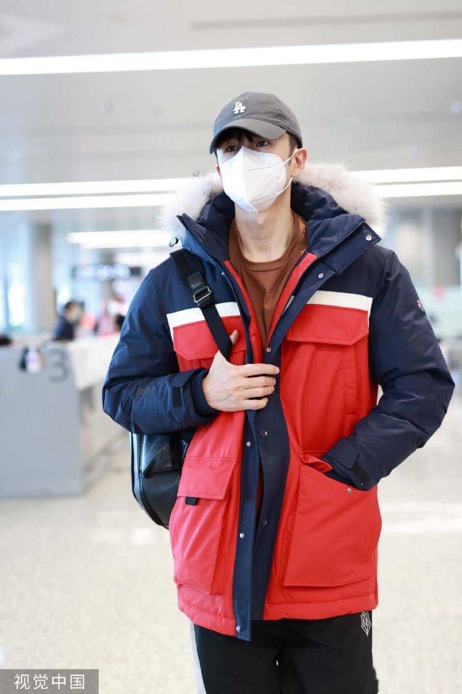 张云龙身穿拼色工装棉服现身机场 大步流星帅气有型