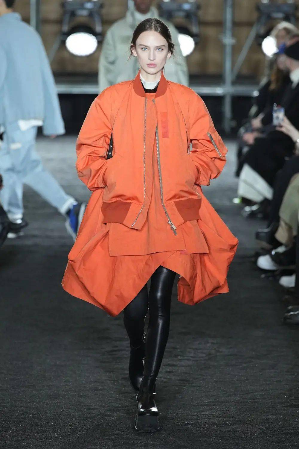 秀场| sacai 2023 早秋时装秀-推出挑战形式和性别的科技服装