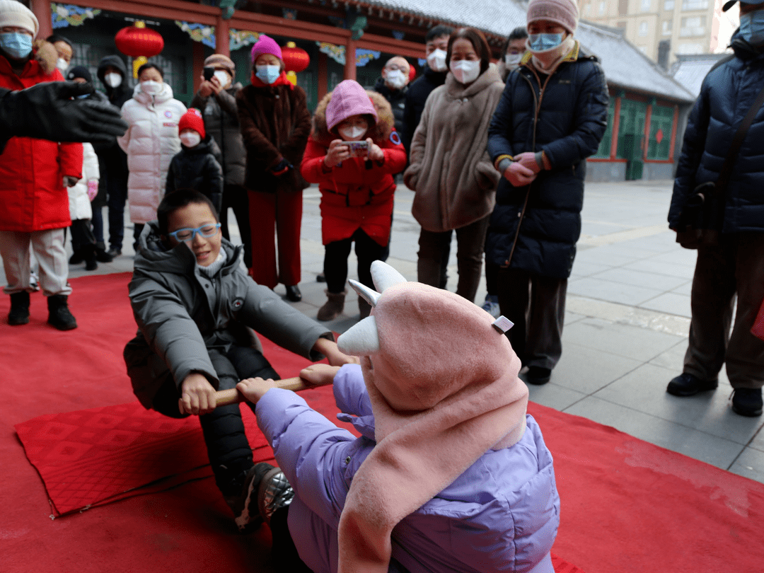 拉地弓等滿族重要體育競技項目的淵源和玩法,並組織大家進行遊戲競技