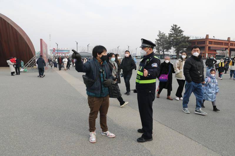 在戎马俑景区 他们给旅客触手可及的平安感