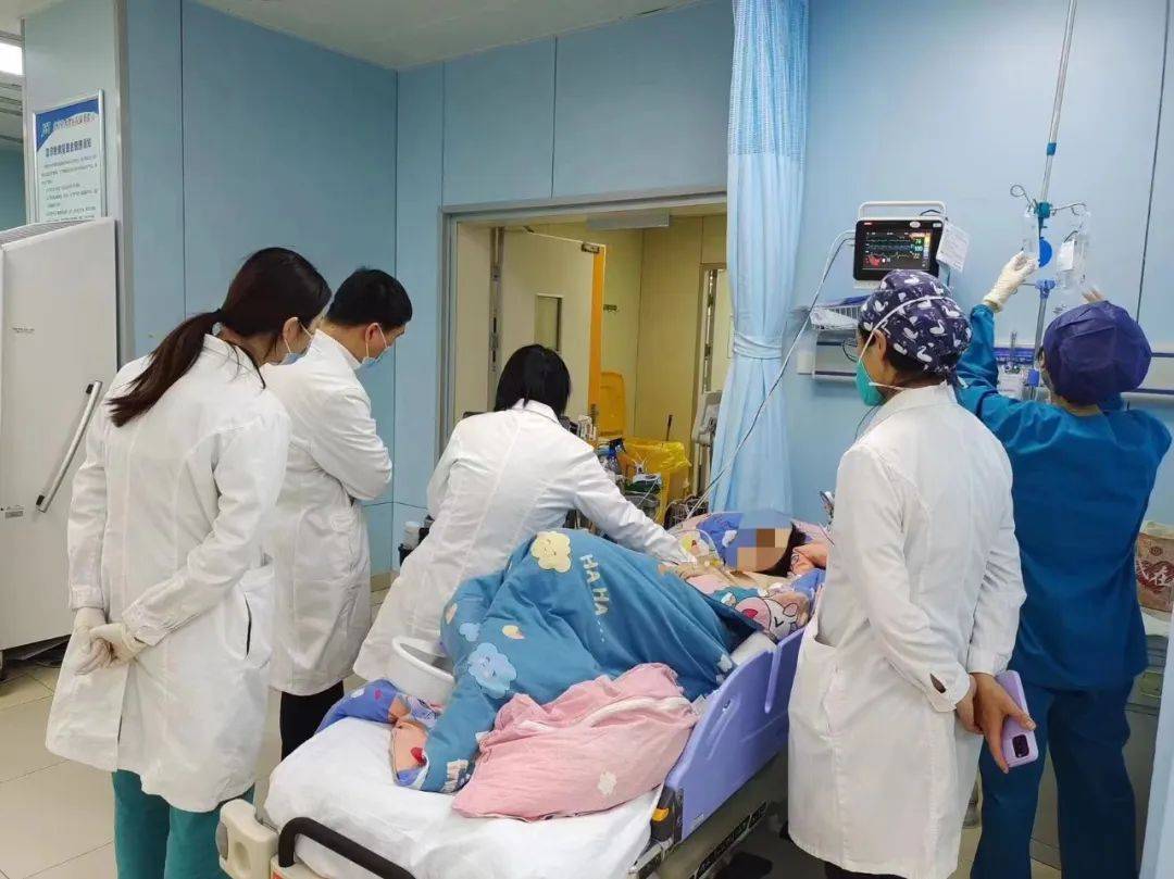 超声心动图结果,并请急诊科主任田兆兴及心内科值班三线彭璐副主任