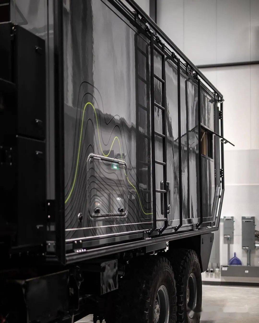 当斯太尔91遇见时尚房车 老外用军版1491 6x6底盘改装的越野房车效果