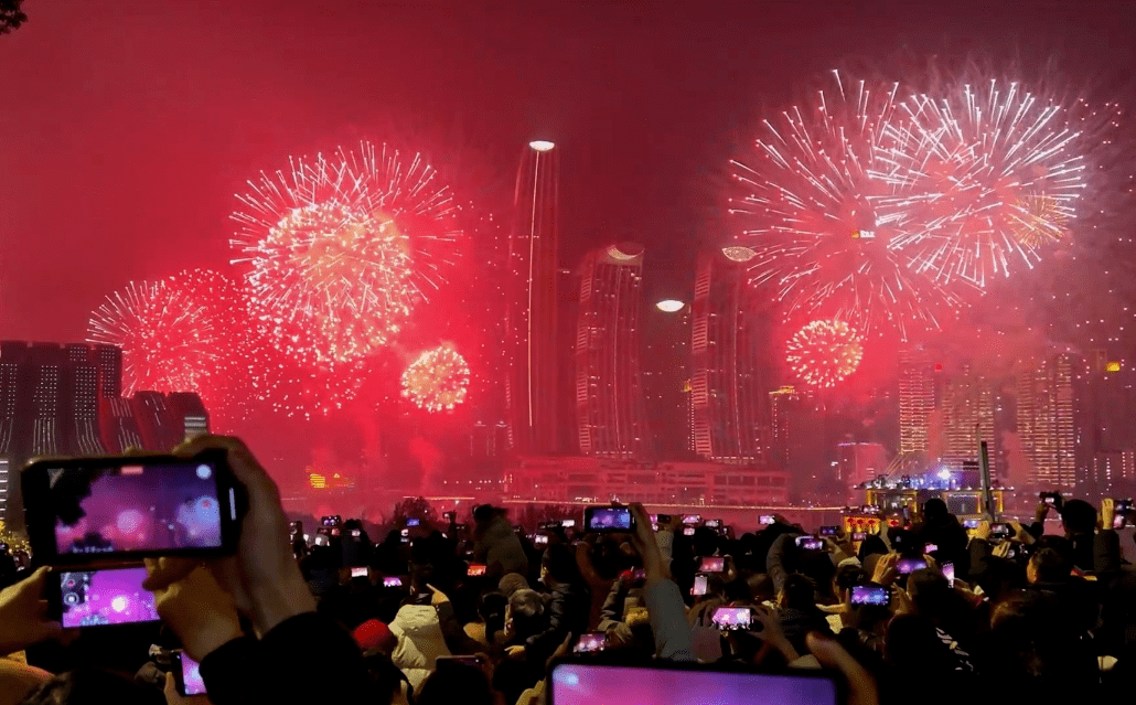 报复性过年,烟花生意赚钱了吗_安娜_重庆_焰火