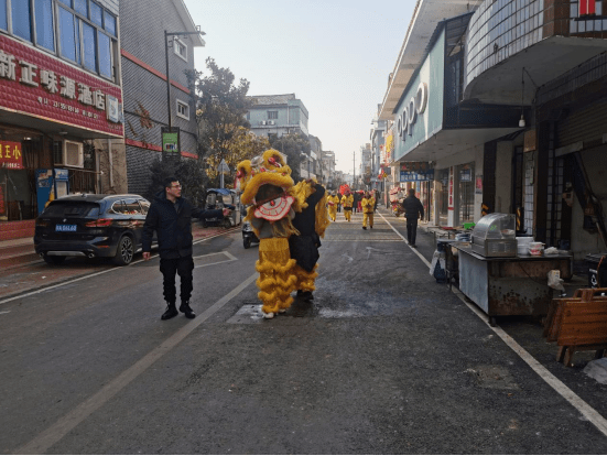 "咚咚锵 咚咚锵",一阵阵激越的锣鼓声从南昌县三江镇后万古村的老街传