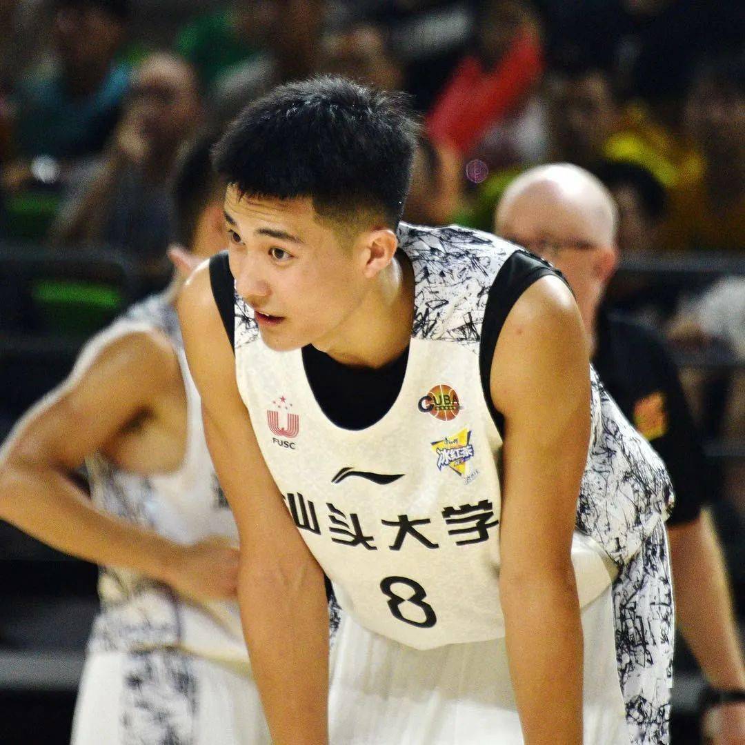 汕头大学度过高中进入南模中学就读开启他的篮球之路朱松玮师从姚明