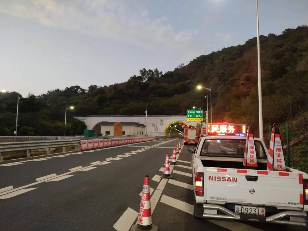 同时,民警与路政人员一起在潮汕环线高速潮阳西收费站入口处设卡,根据