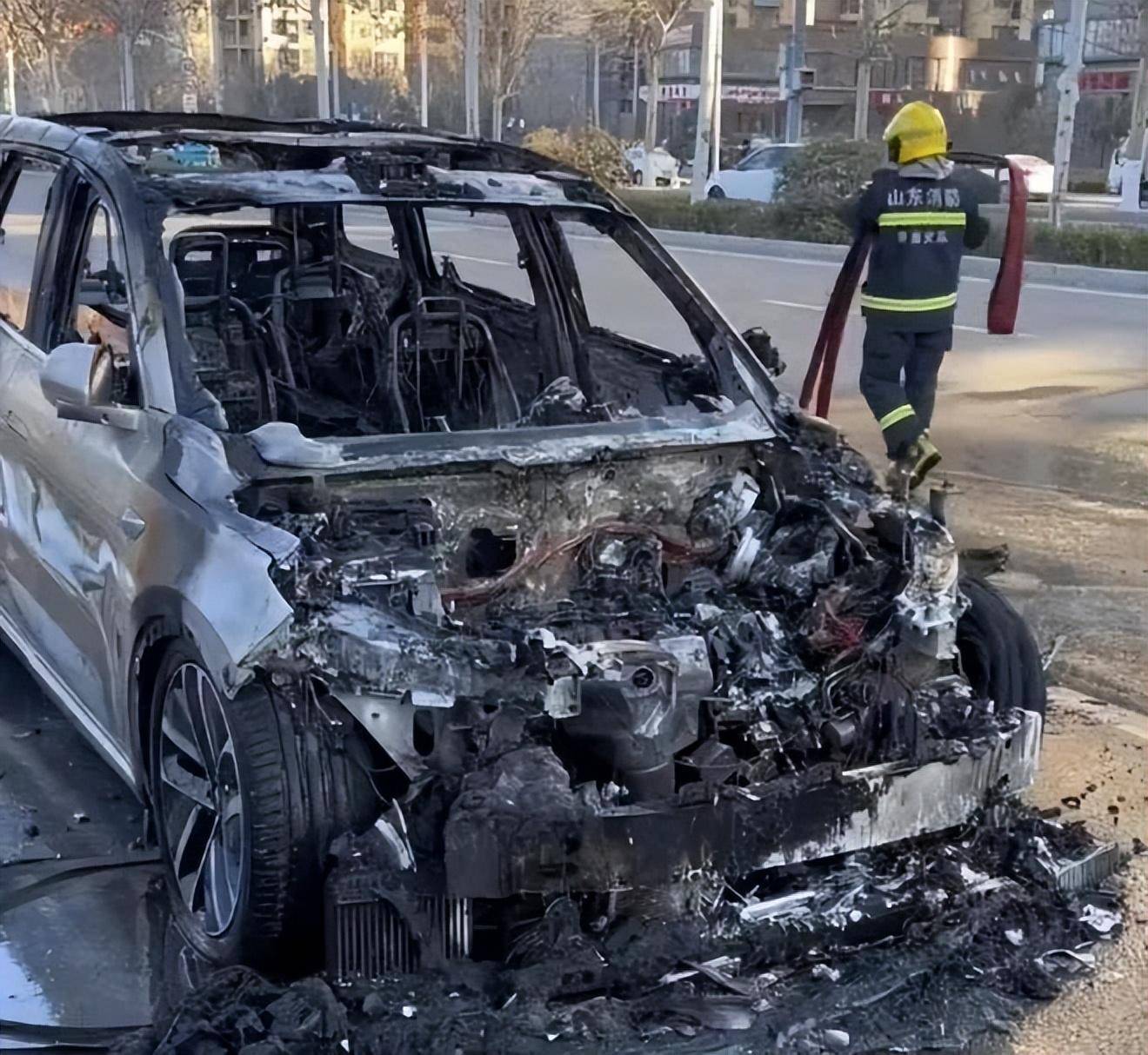 1月29日,山东济南一辆理想l9在路边发生起火事件.