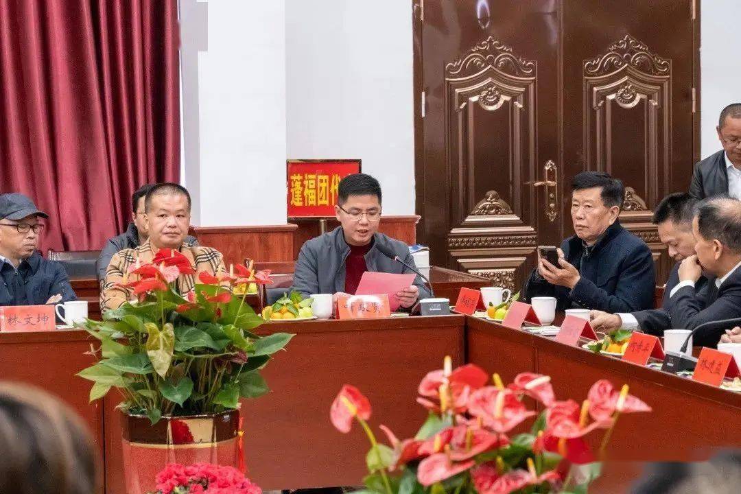 镇党委书记李首烜,党委副书记,镇长叶政贤等镇领导,商会顾问柯希平