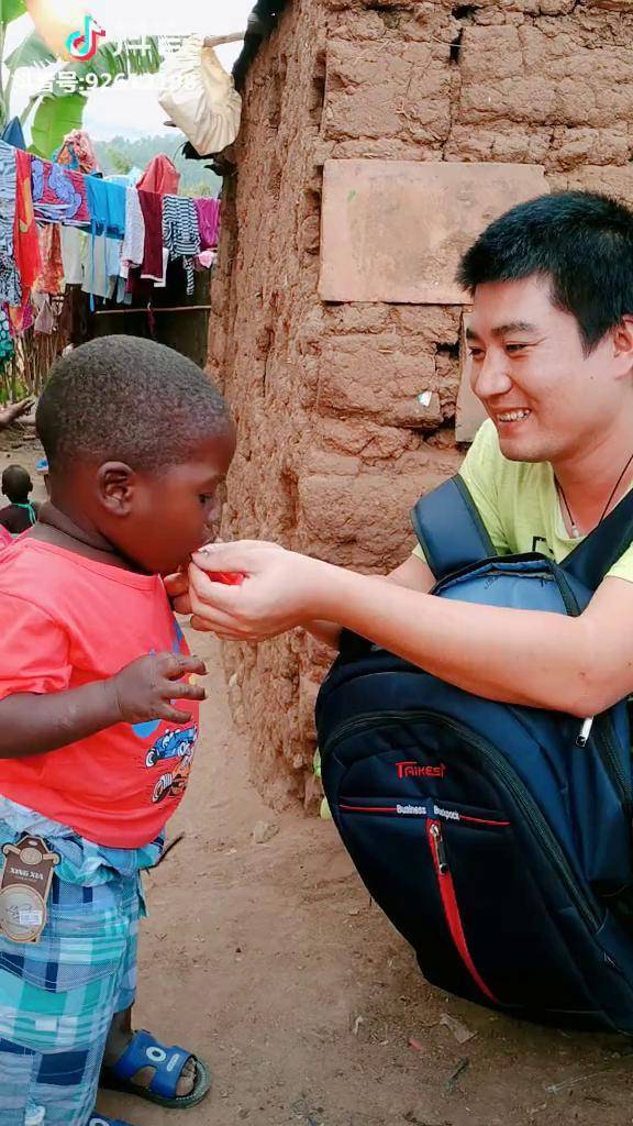 使出吃奶劲,还是吹不起来亮哥闯非洲 我在非洲卢旺达 非洲小谢