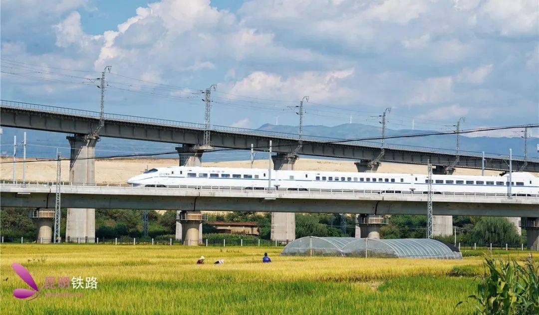 昆明至红河间动车开行对数由原来的每日12列增至20列,其中红河至大理