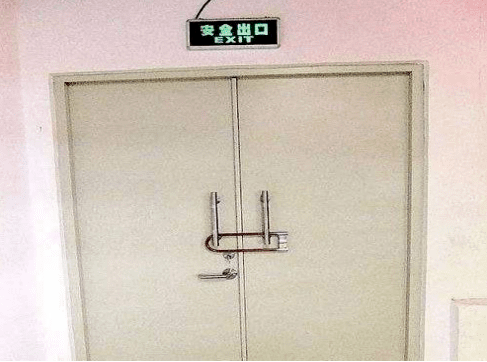 有些影院甚至因天气寒冷或看护人手不足的原因锁闭安全出口,极易造成
