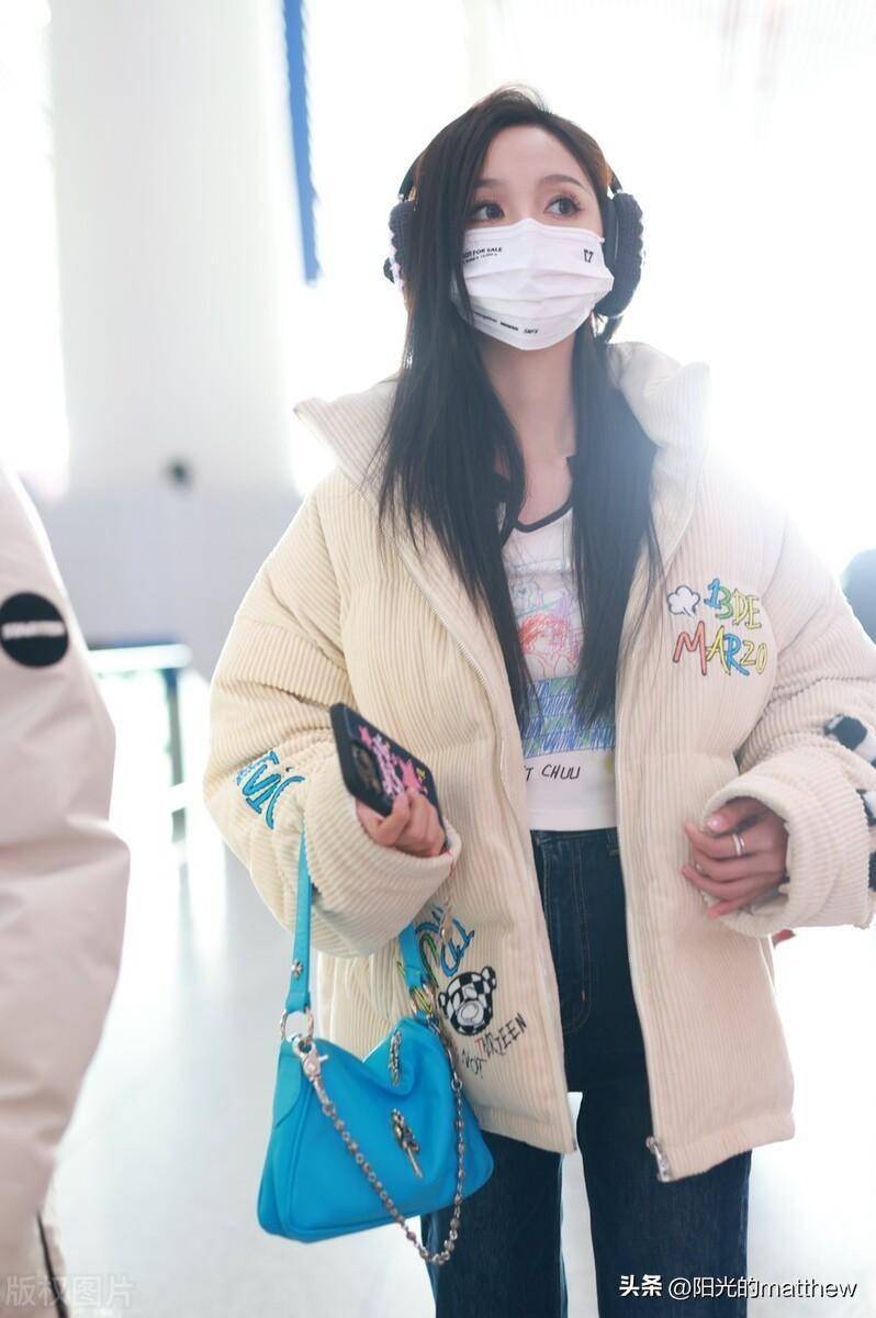 2023年1月19日,北京,吴宣仪机场街拍.