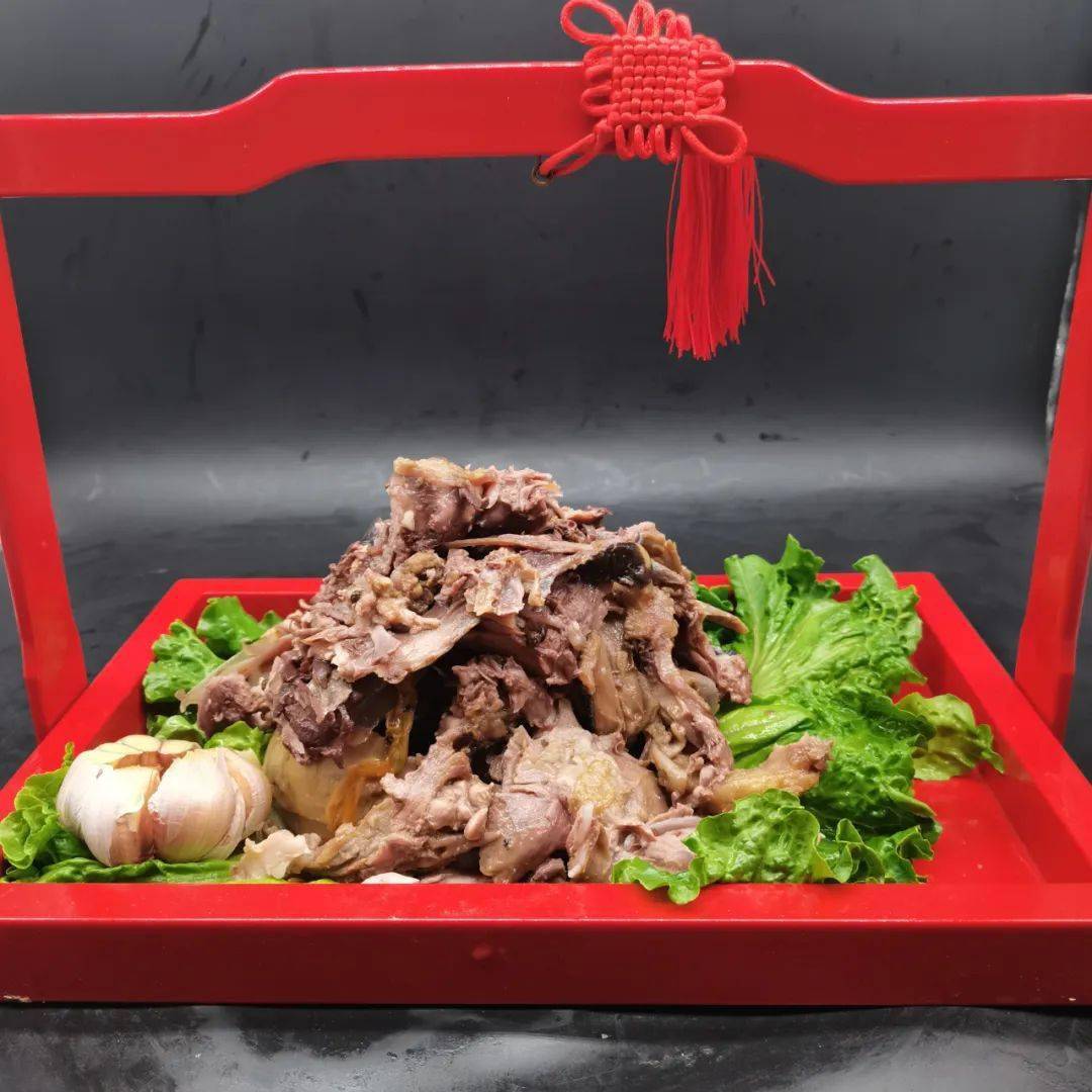 热菜:大盆羊龙骨,荷花全羊头,羊血盘肠,秘制煨羊血等.