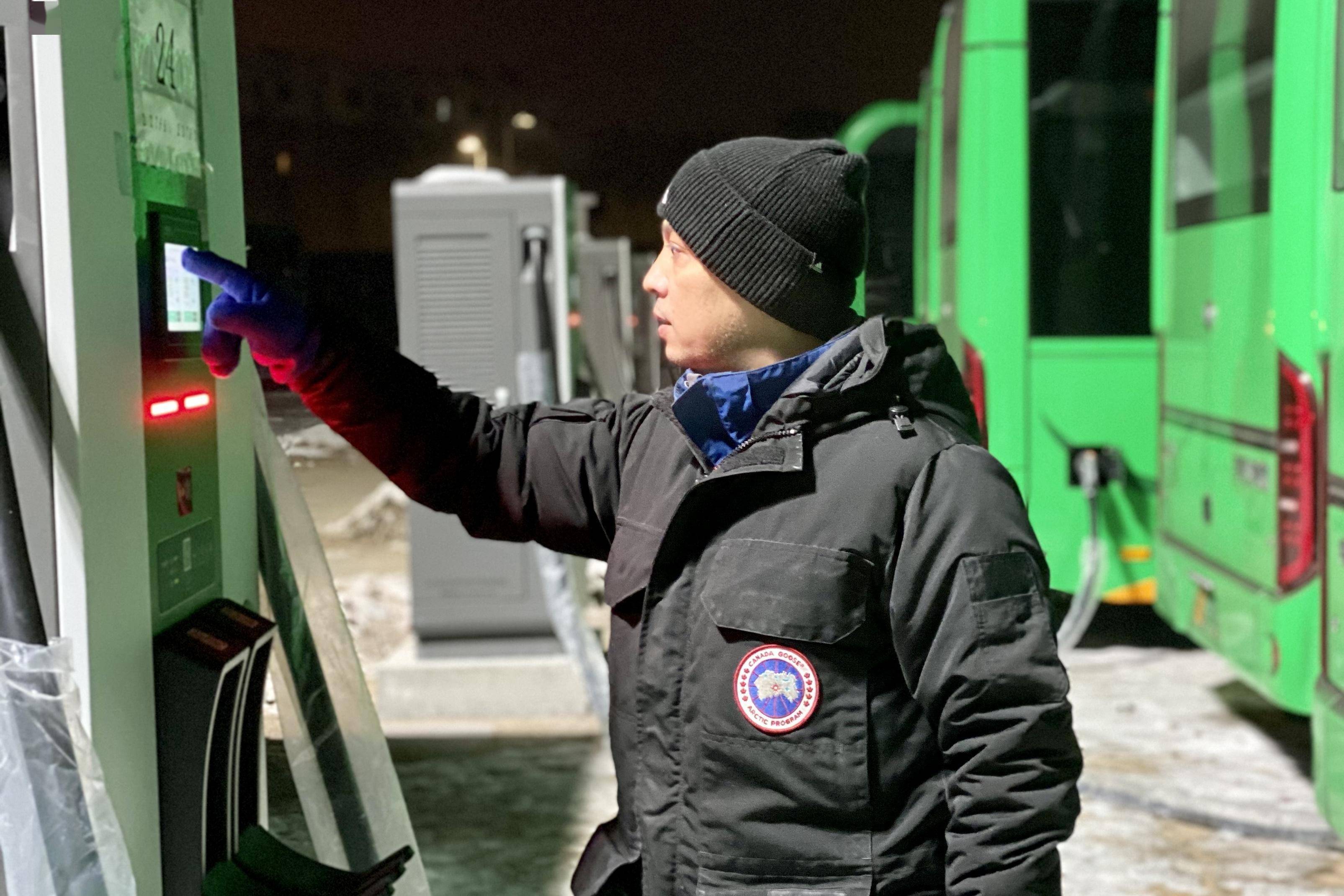 阿布力克木·依布拉依木:保障公交满电出行_充电_新能源_车辆