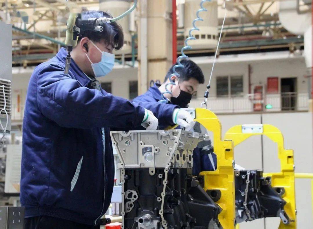 在北京汽车动力总成有限公司(以下简称"北汽动力")车间内,工人们正