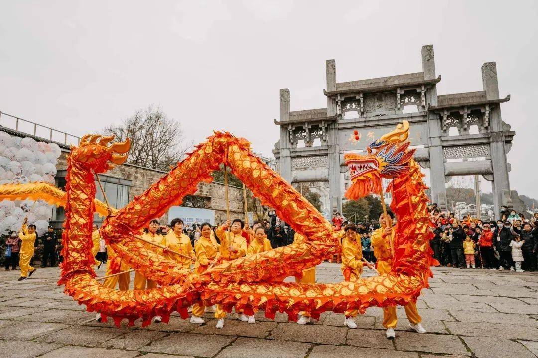 不用驱车去大山里,就能在黄山市中心看一夜鱼龙舞!