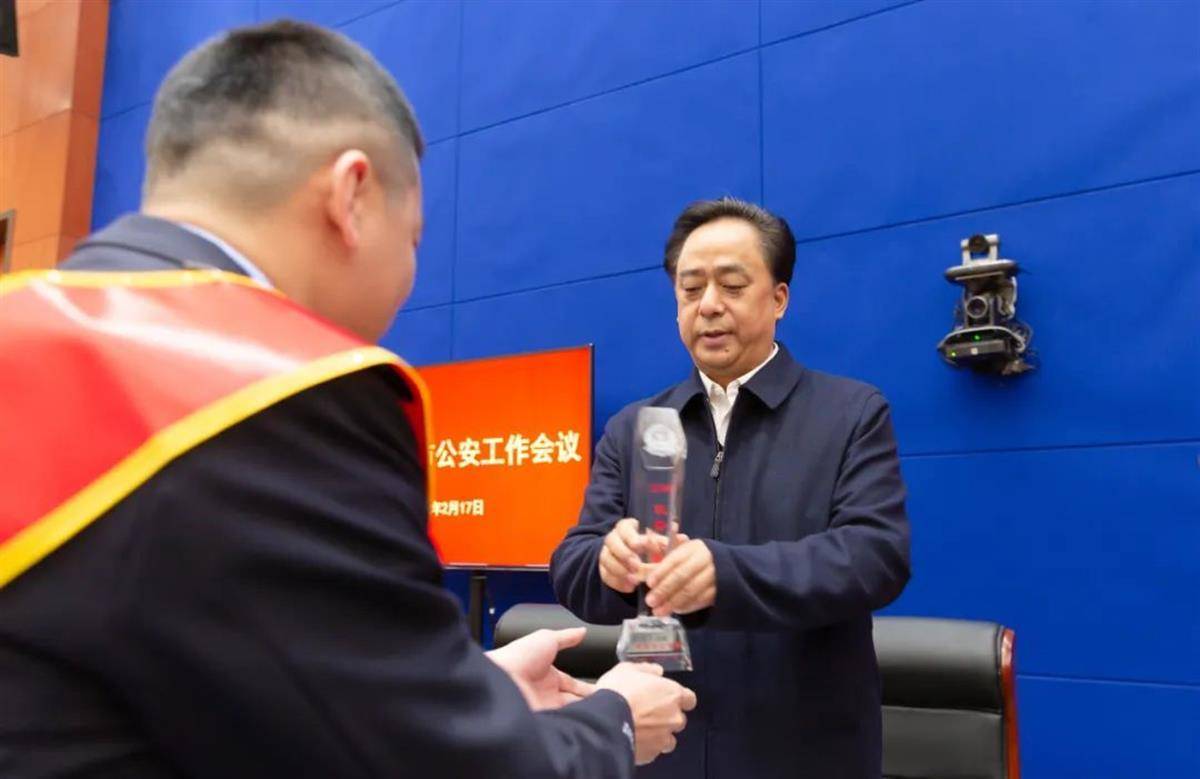 杨军为被表彰人员授奖黄志勇表示,2023年,黄石公安工作将以"雷火2023"
