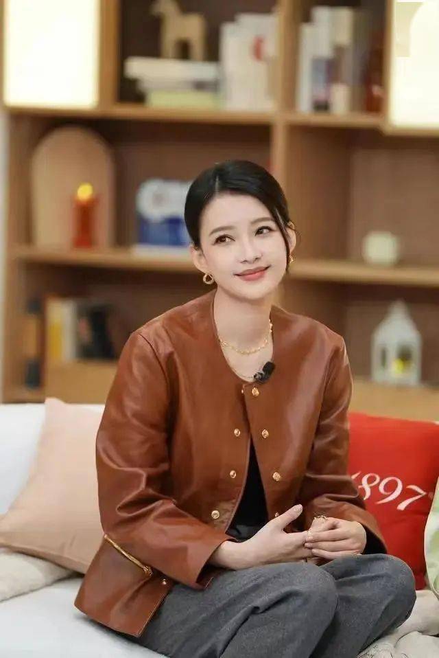 离婚后的孙怡更有女人味,穿搭透着知性优雅,褪去稚嫩更吸引人_造型