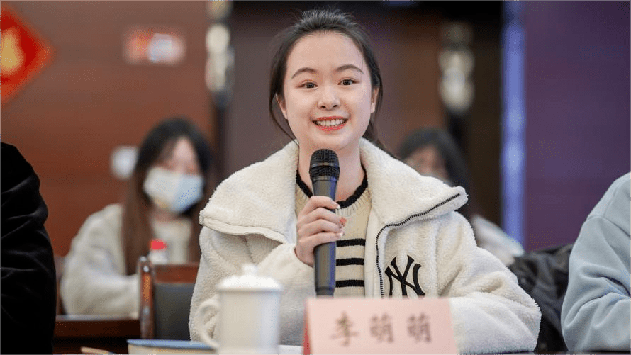 赵世杰 中国人民大学商学院2019级贸易经济专业在读随后,4名大学生