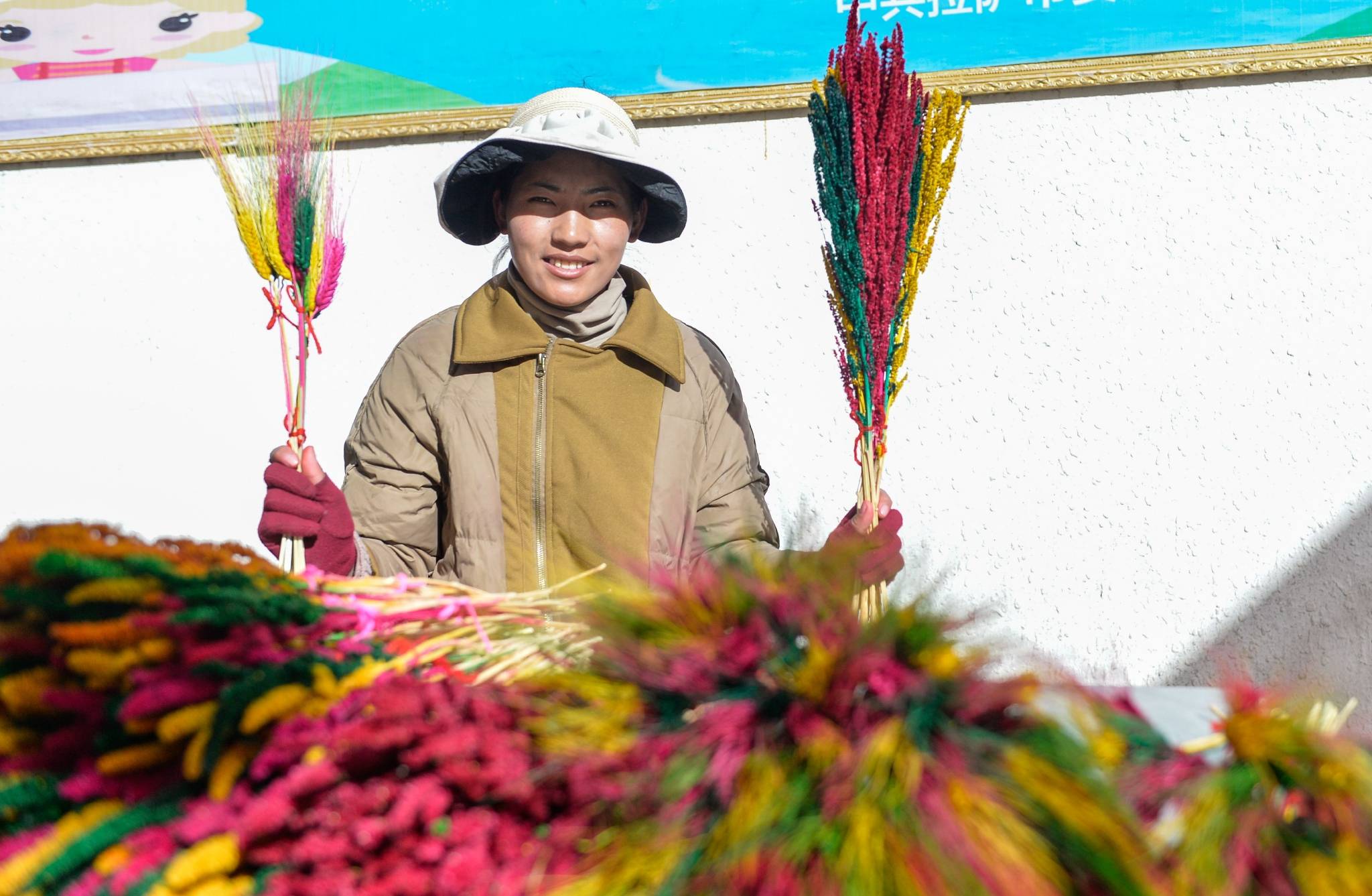 拉萨：藏族民众缝制五彩经幡树 迎接藏历新年-新闻频道-长城网