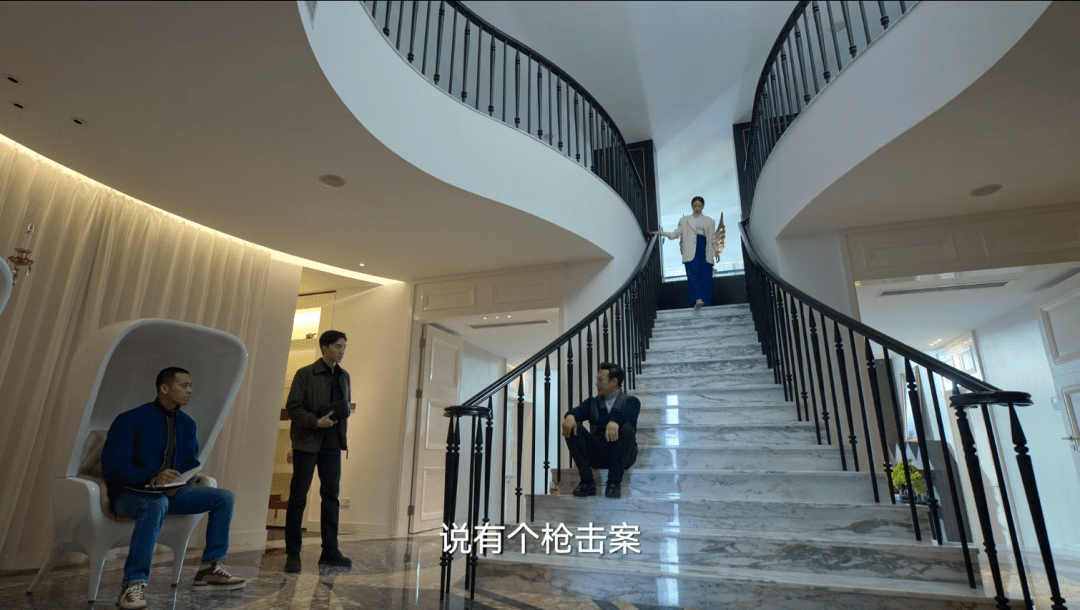 2. 入户正对流线型楼梯