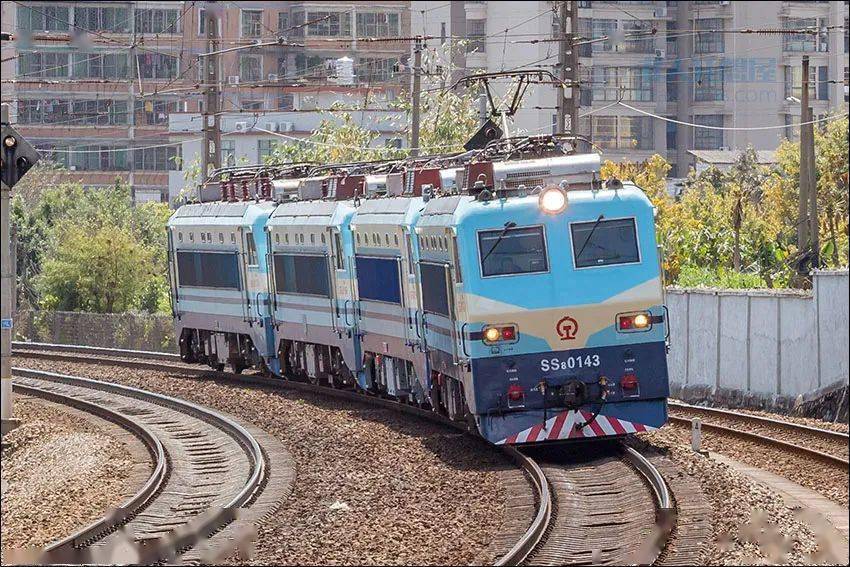 广州机务段回送4台韶山8电力机车前往长沙机务段,接替长段韶山8型电力