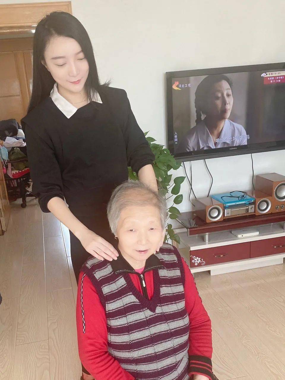 欢 欣 鼓 舞简介:天微亮,迎着朝阳,等待航班出港.愿一路平安.