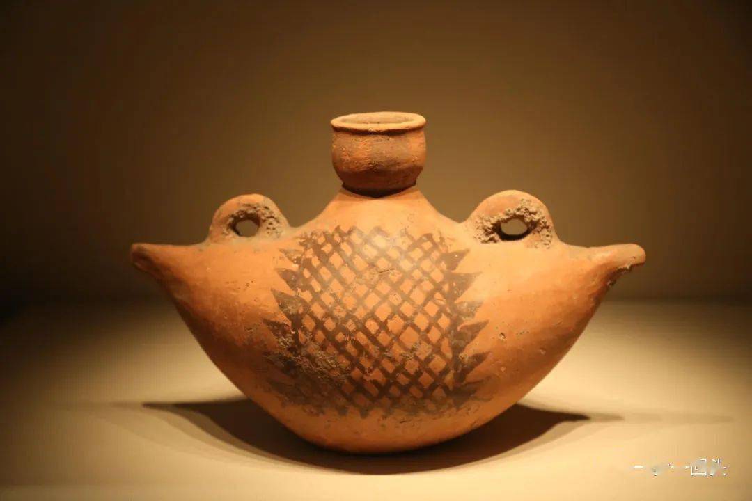 船形彩陶壶(仰韶文化,约公元前5000-前3000年,陕西宝鸡北首岭)鹰形陶