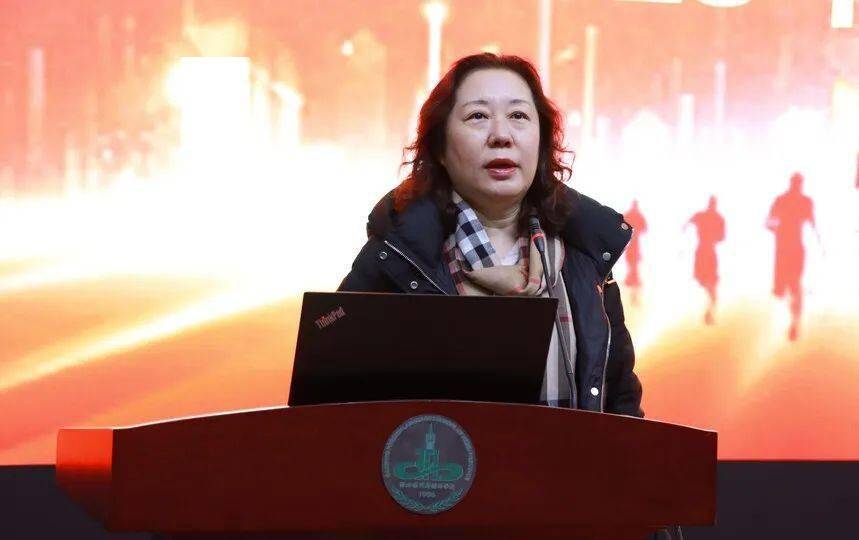 十七中教育集团党委书记,总校长李梅在讲话中指出,干部素质直接影响