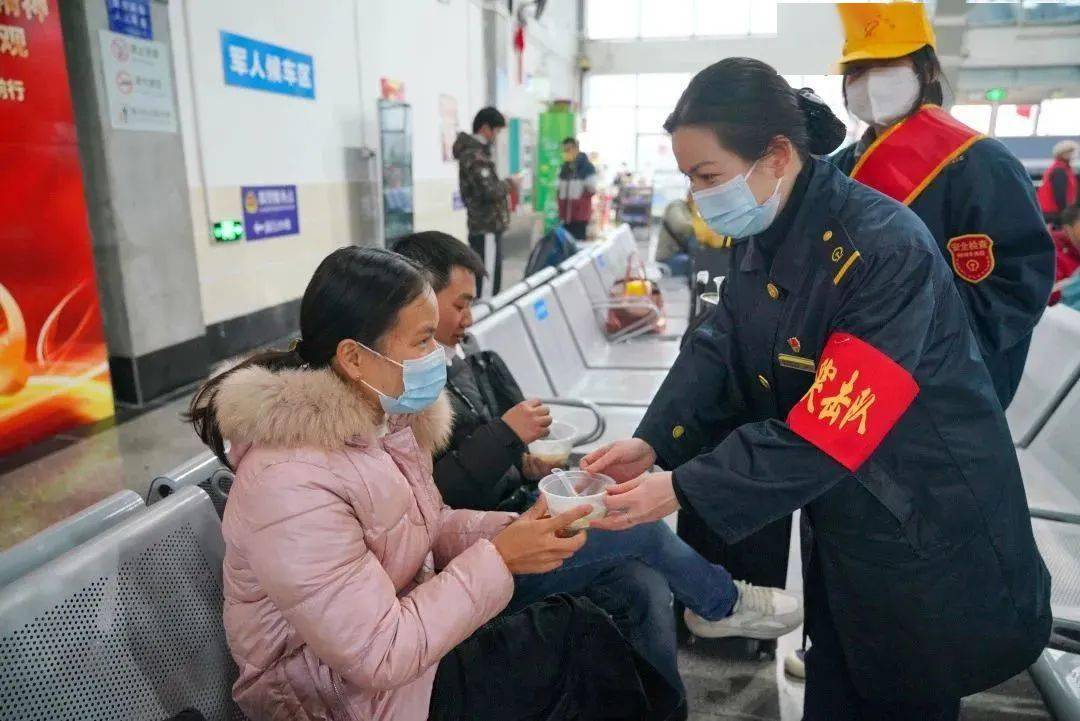 在宜州站,扶绥南站内,党员突击队,青年志愿者为旅客送上元宵节祝福.