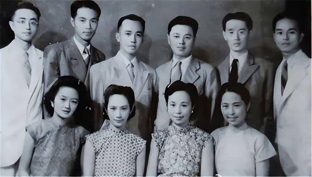 张氏子女合照果不其然,在她死后不久,张武龄就娶了个比他们大女儿只大