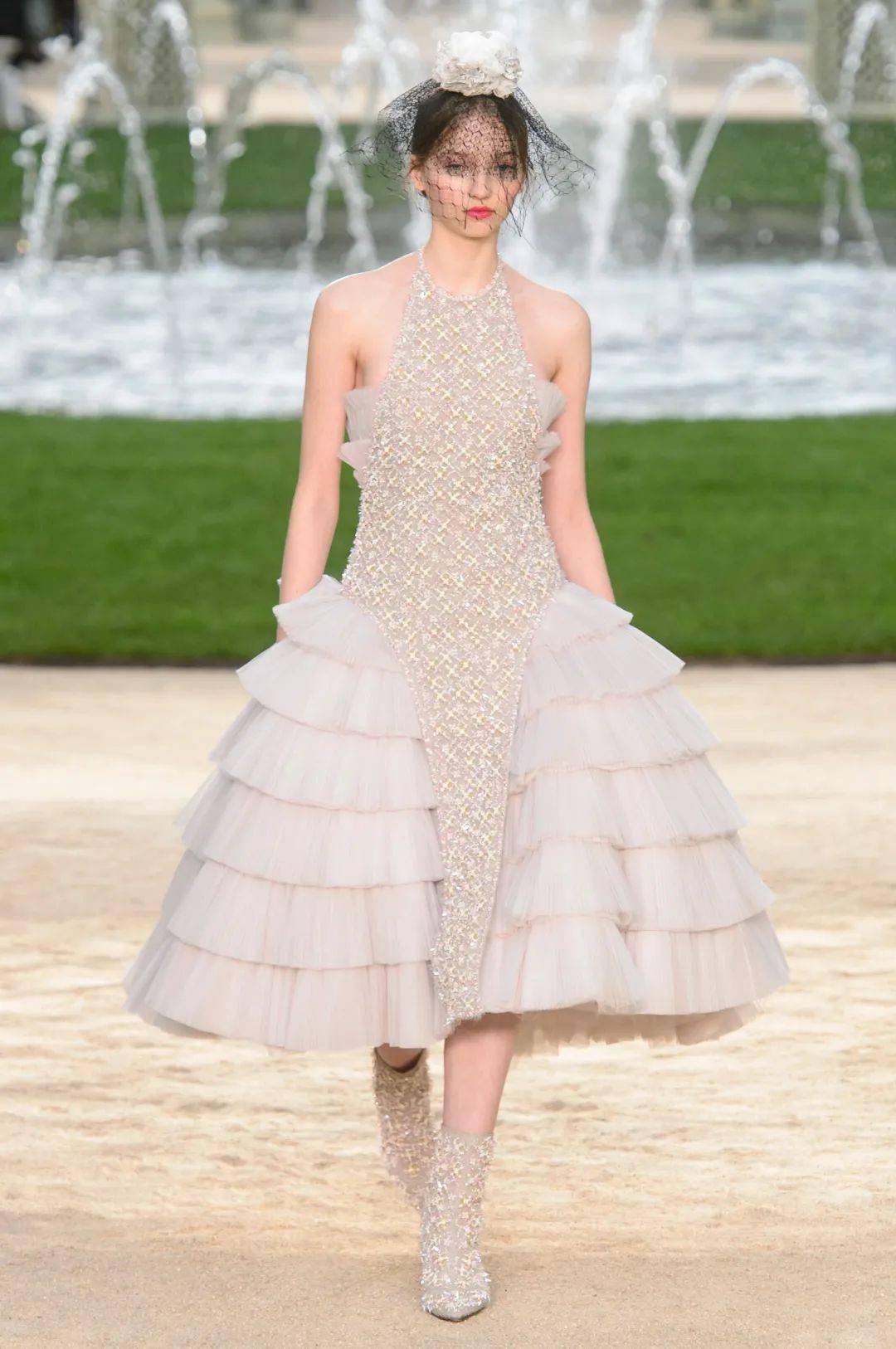 充满仙女气息的薄纱面料一直深受亚洲女性的喜爱,纵观