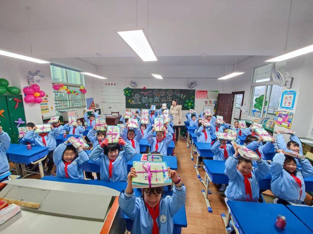 (记者 熊峤)黄石市沈家营小学西塞中学学生有序进校.