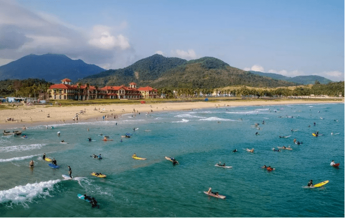 万宁，从小众的滨海城市成为如今的爆火体育旅游目的地，它的魅力在哪里？_游客_发展_小镇