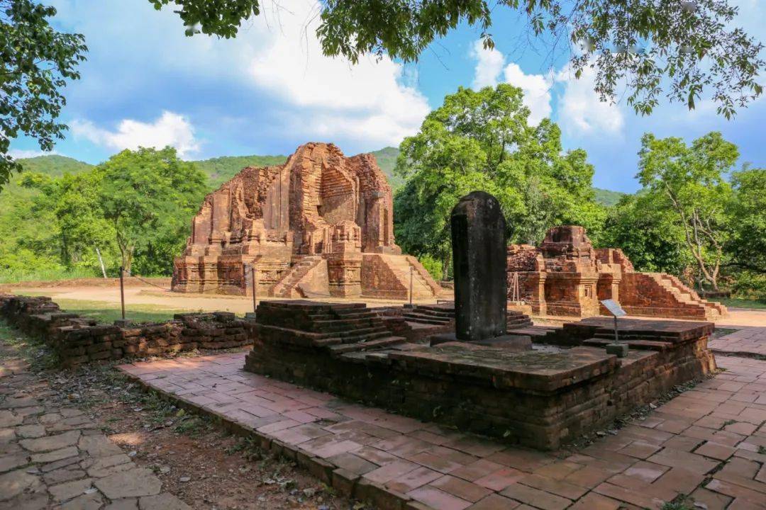 美山圣地号称越南的吴哥窟这里的寺庙由砖石建成千年来一直是占婆古国