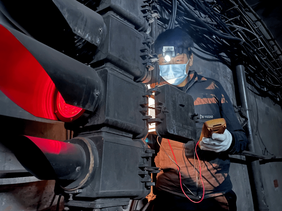 深夜在40米江底,守好万里长江地铁第一隧_隧道_正常工作_信号机