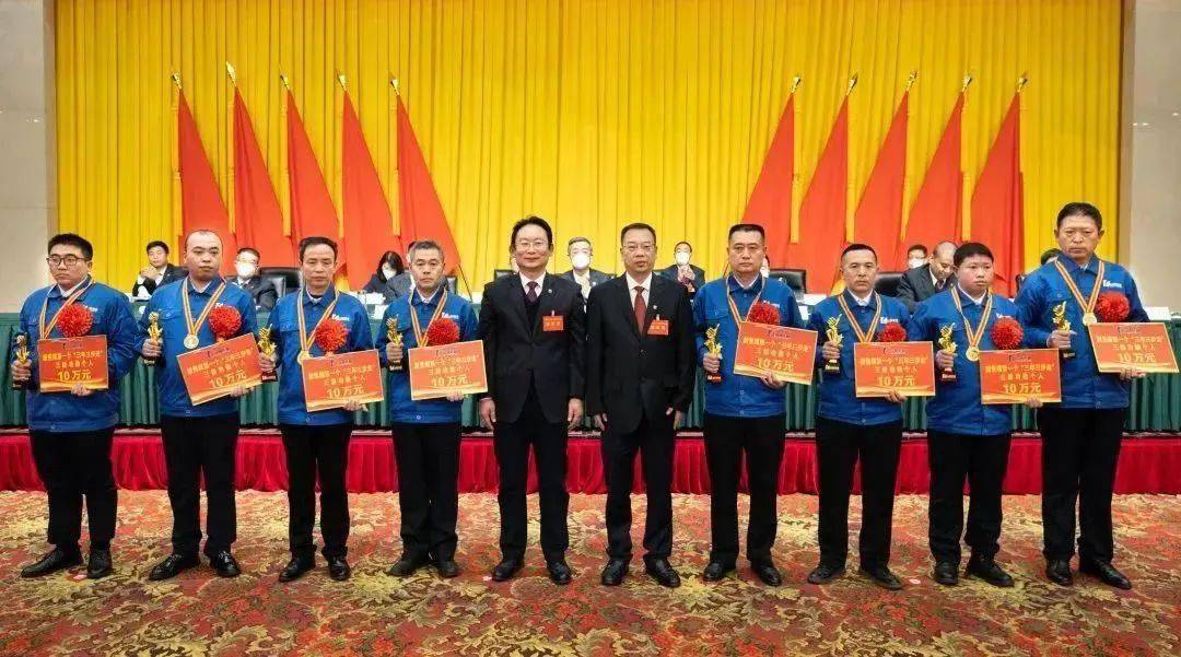 会上,赵建泽作为行政方代表与职工方代表凌人枫签订了《山西焦煤2023