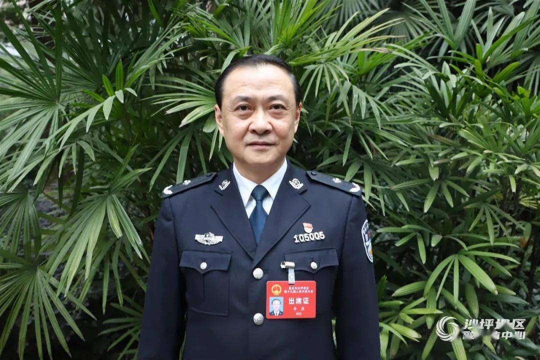 沙坪坝区公安分局副局长李康建议区政府进一步加大对平安建设的投入