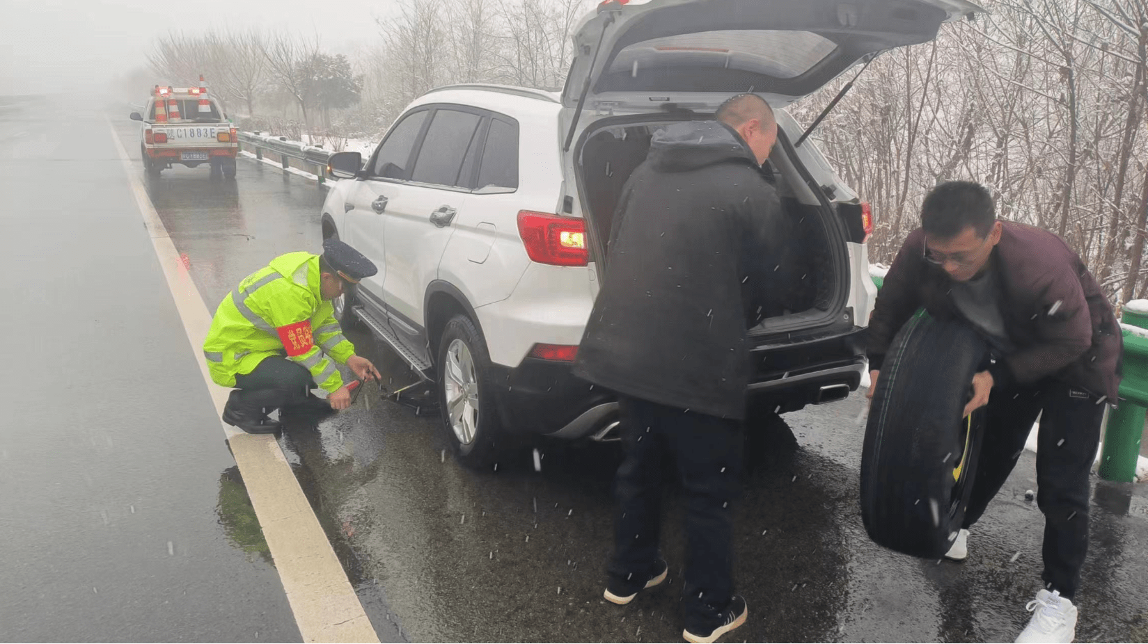 战严寒 斗风雪！奋力清雪保通顺 守护安然出行